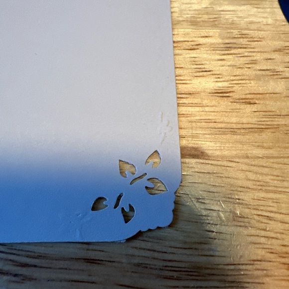 Fiskars 3-in-1 Embossed Scalloped Edge  Corner Paper Punch - Picture 5 of 9